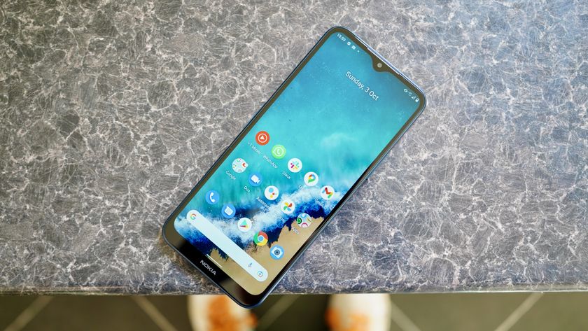 Een foto van de Nokia G50 op de grond