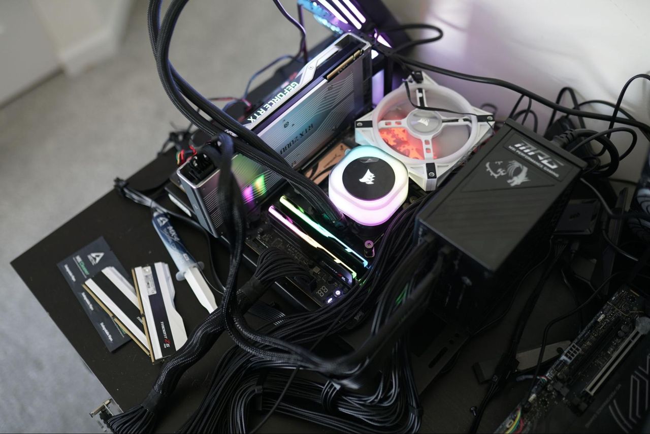 Tom's Hardware 상주 CPU 검토자로 사용하는 도구는 다음과 같습니다. 저렴한 알루미늄 개방형 벤치, 열 페이스트 닦아내기, 플랫폼 라벨이 붙은 외부 전원 버튼 등