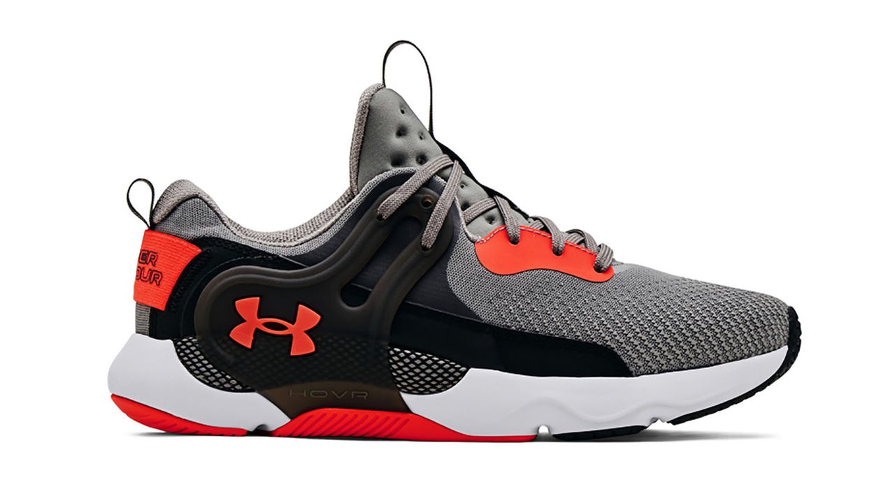 Under Armour Hovr Apex 3 cross-training schoenen op een witte achtergrond