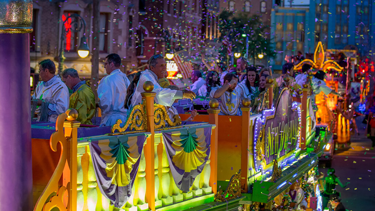 フロリダのユニバーサル スタジオで開催されたフレーバーズ オブ カーニバルのパレード中の乗り物のフロートのプレス画像。テーマは紫、金、緑です。