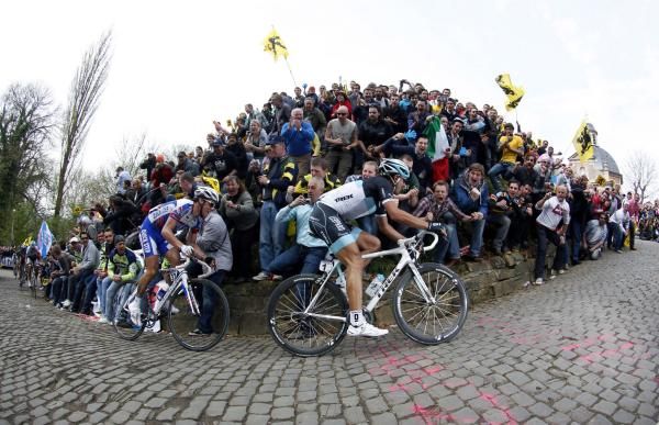 Fabian Cancellara (Leopard Trek) and Sylvain Chavanel (Quickstep) on the Muur