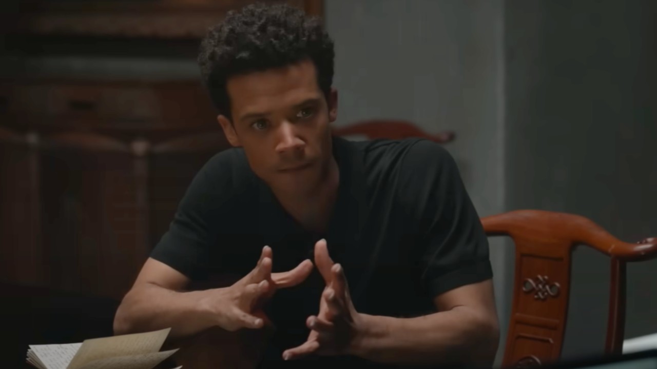 Jacob Anderson as Louis holding his hands up while talking in Interview with the Vampire.