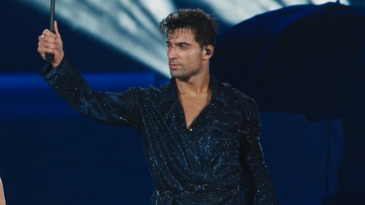 Dancer Jan Ravnik holding an umbrella for Taylor Swift during Midnight Rain for The Eras Tour.