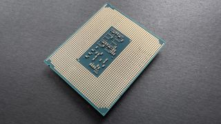 Фотография процессора Intel Core Ultra 5 245K на темном фоне