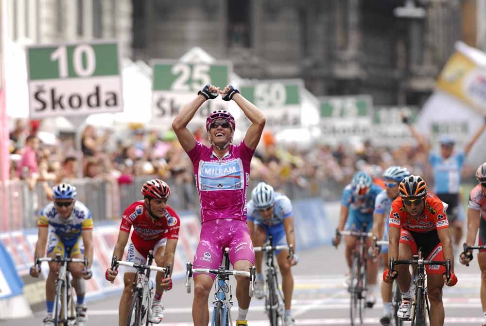 A joyous Petacchi wins in Milan on the final day of the 2007 Giro