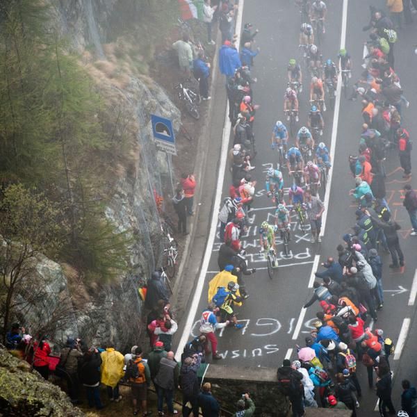 Through the rain and mist Ivan Basso (Liquigas-Cannondale) leads the peloton