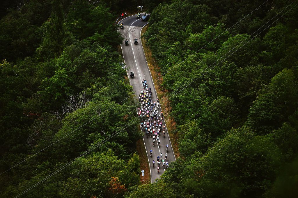 ALTU DEL GAMONITEIRU SPAIN SEPTEMBER 02 A general view of the peloton passes through the Puertu de San Llaurienzu 1347m during the 76th Tour of Spain 2021 Stage 18 a 1626km stage from Salas to Altu dEl Gamoniteiru 1770m lavuelta LaVuelta21 on September 02 2021 in Altu dEl Gamoniteiru Spain Photo by Tim de WaeleGetty Images