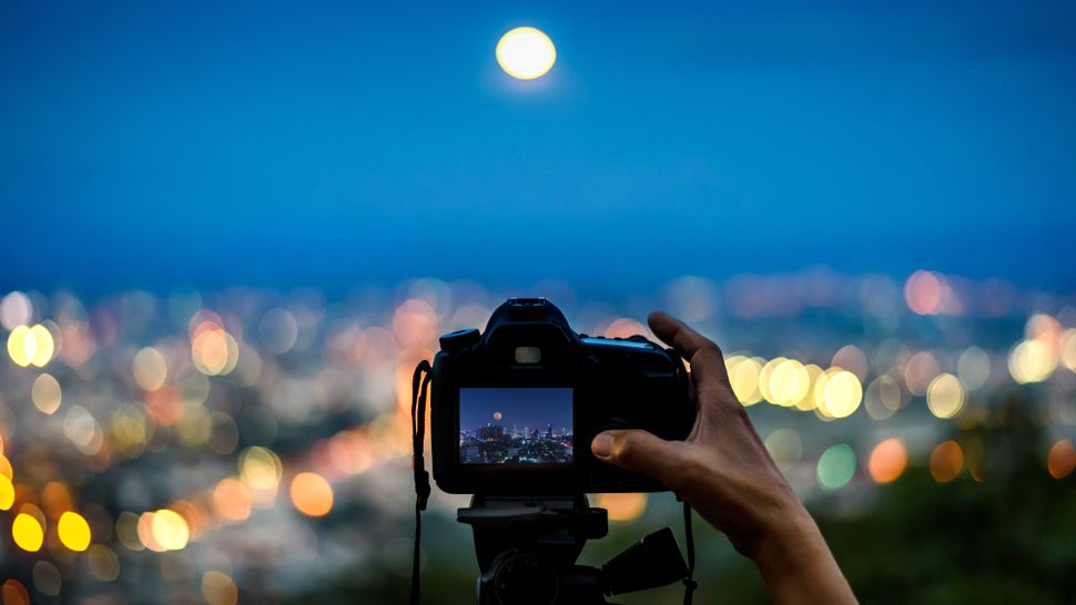How to photograph the super blood moon with your camera or phone