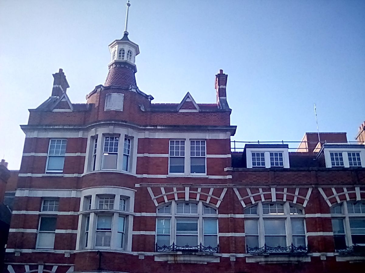 Using HDR brightens-up this building, but image quality is still terrible.