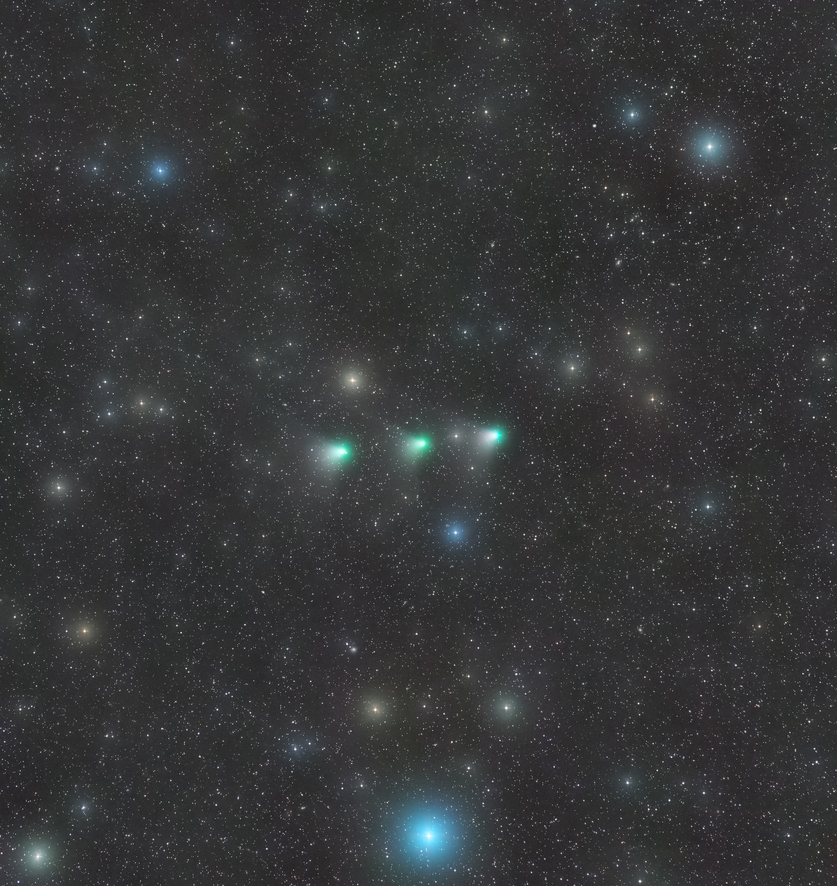 The image captures the movement of Comet C/2022 E3 ZTF over 3 days (Dec. 27, 28, and 29 2022) in the night sky.