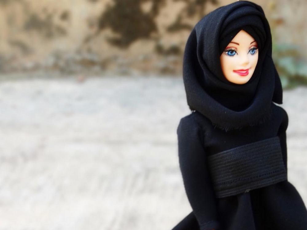 Мусульманская кукла. Барби мусульманка в хиджабе. Кукла Барби в хиджабе. Мусульманские куклы. Кукла в парандже.
