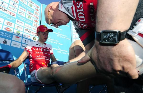 After stage 5, R&eacute;mi Pauriol was treated by famous French soigneur Fifi Dault.