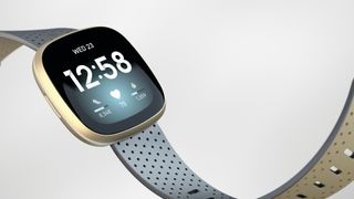 Fitbit Versa 3 op neutrale achtergrond