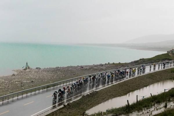 The peloton rides along the shore of Qinghai Lake.