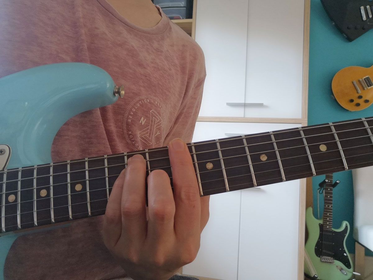 how to play the d chord on guitar