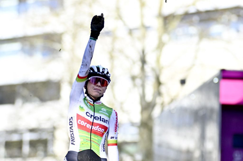 Italian Sara Casasola celebrates after winning the women elite race of the &#039;Brussels Universities&#039; cyclocross cycling event, stage 8/8 in the &#039;X20 Badkamers Trofee&#039; competition, Sunday 16 February 2025 in Brussels, Belgium.
BELGA PHOTO JASPER JACOBS (Photo by JASPER JACOBS / BELGA MAG / Belga via AFP)