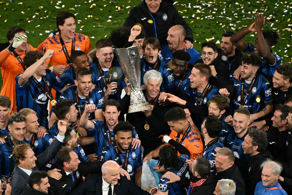 Atalanta&#039;s Italian coach Gian Piero Gasperini (C) and his players celebrate winning the trophy after the UEFA Europa League final football match between Atalanta and Bayer Leverkusen at the Dublin Arena stadium, in Dublin, on May 22, 2024. Atalanta won 3-0. (Photo by Oli SCARFF / AFP) (Photo by OLI SCARFF/AFP via Getty Images)