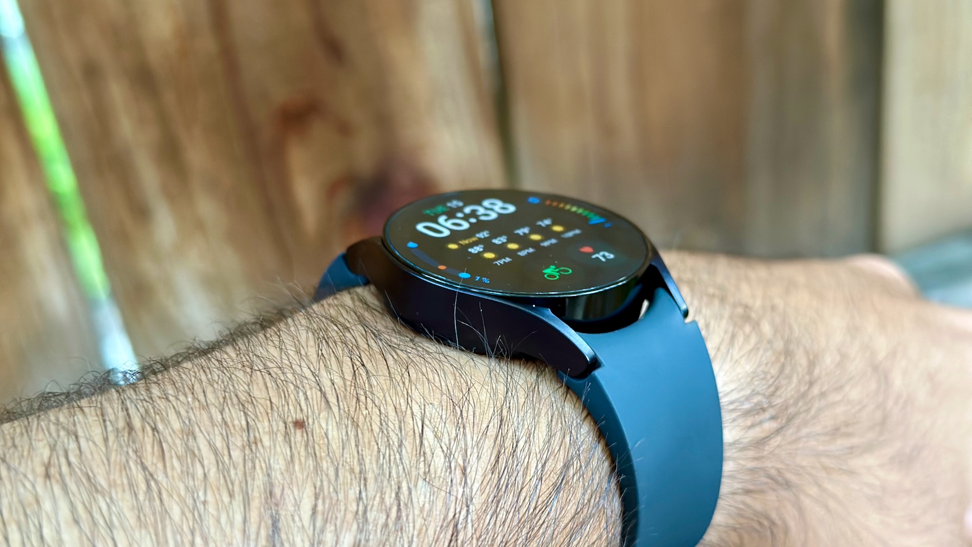 Vista lateral do Samsung Galaxy Watch 6, mostrando sua espessura