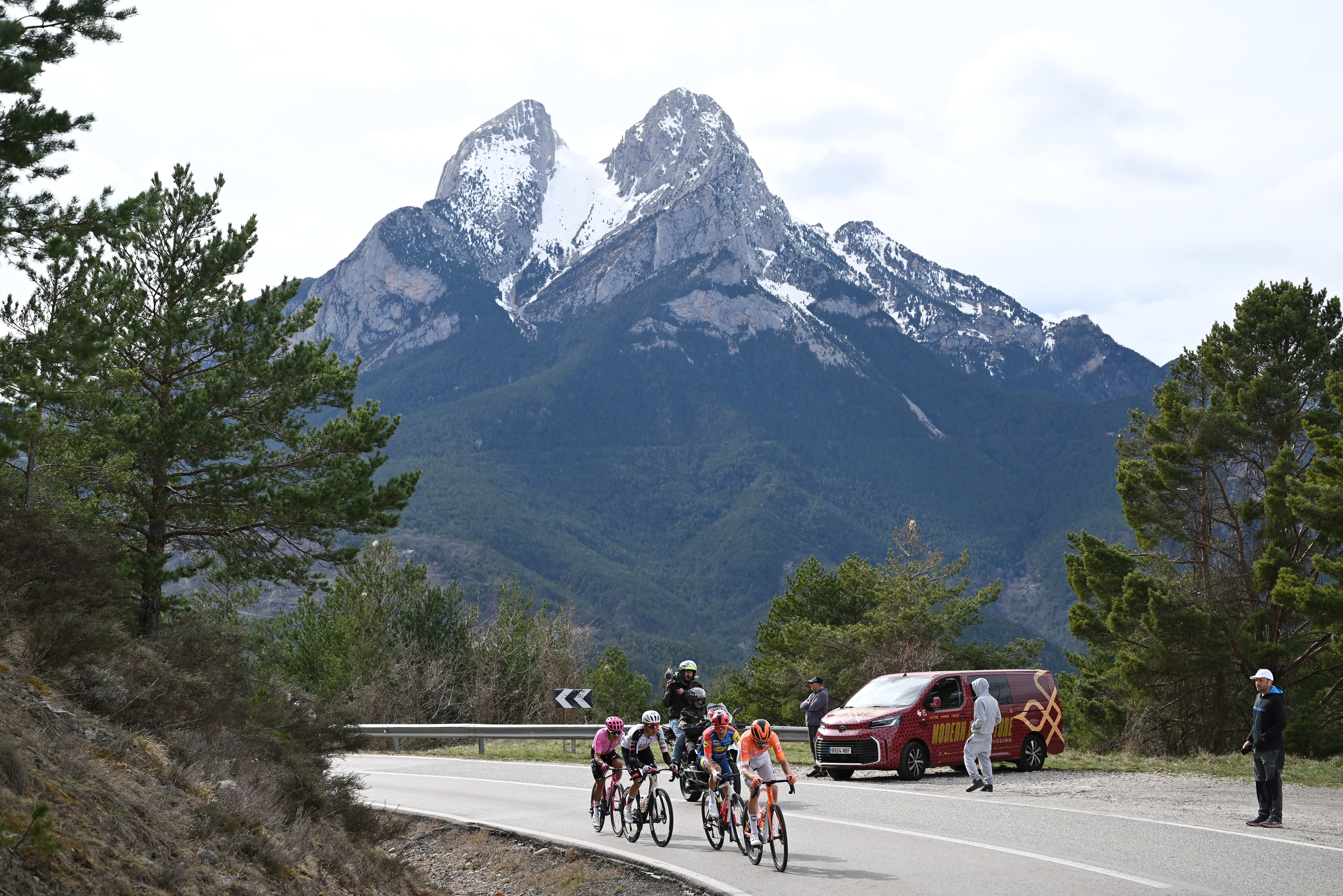 Volta a Catalunya stage 6 LIVE: Eight riders at the front after rapid descent as final climb looms