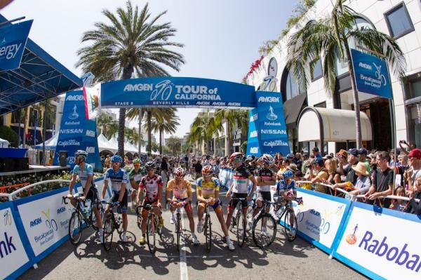 Jersey wearers and top riders line up for the final stage in LA