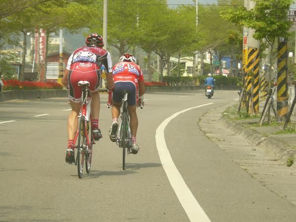 Philip Gaimon (Kenda p/b Geargrinder) escaped with new KOM leader Choi Ki Ho.