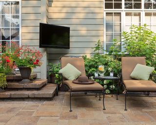 outdoor living area with tv and chairs