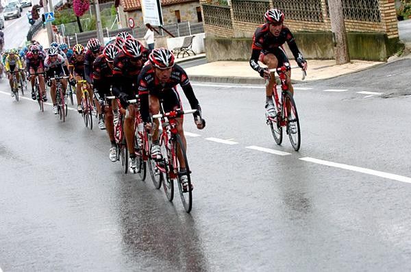 Caisse does the chasing for Alejandro Valverde, who was dropped on the descent of the Alto del Caracol.