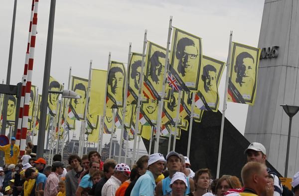 The riders are depicted in flags in Rotterdam.