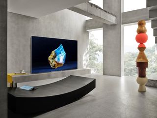 En promobild för Samsung MicroLED CX TV i ett ljust, modernt vardagsrum.