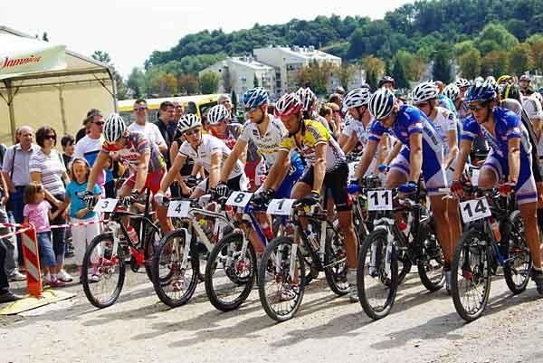 The elite men riders lined up just before the start.