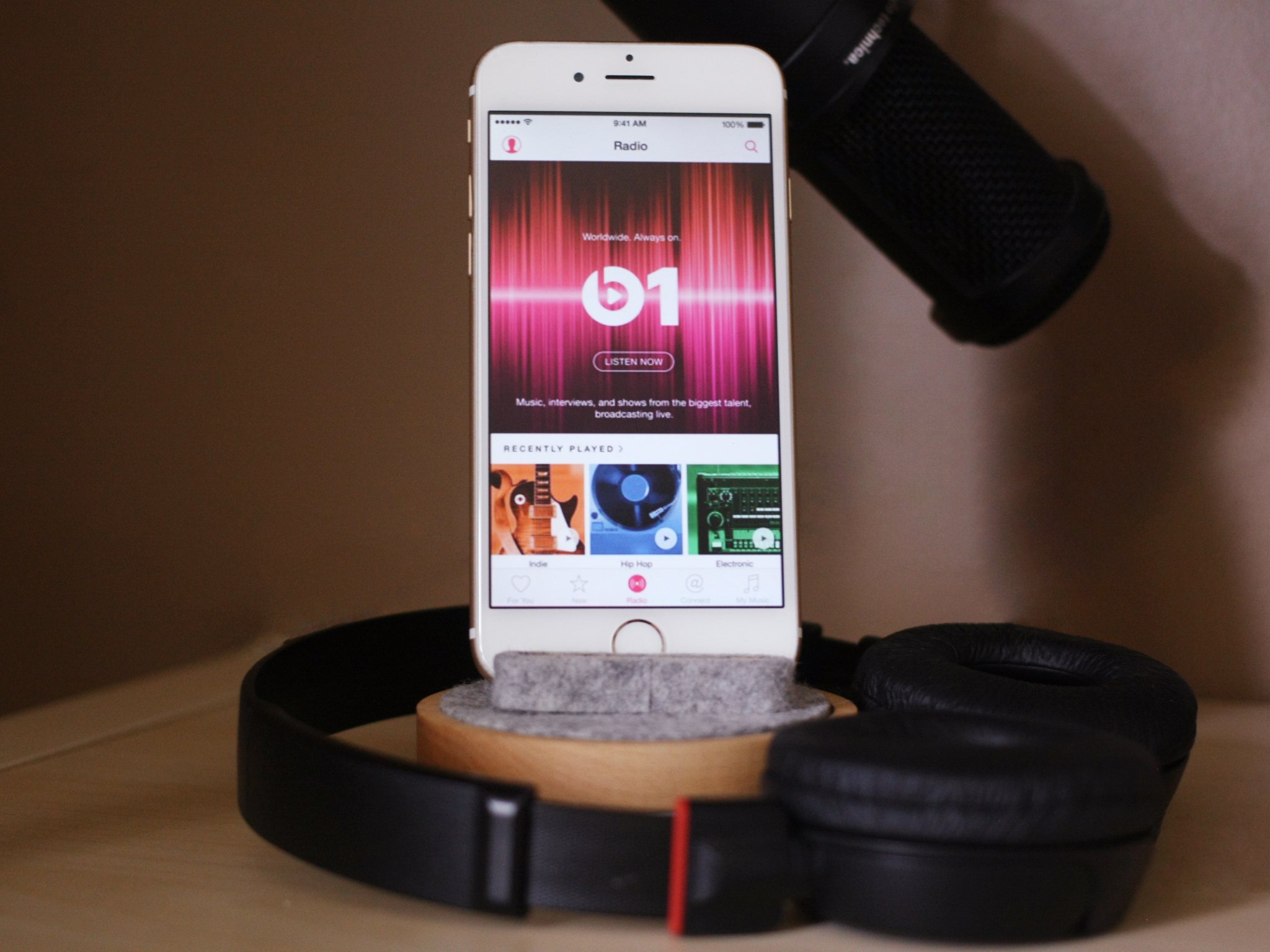 Apple music 2022. Смартфон музыка айфон. Apple трек.