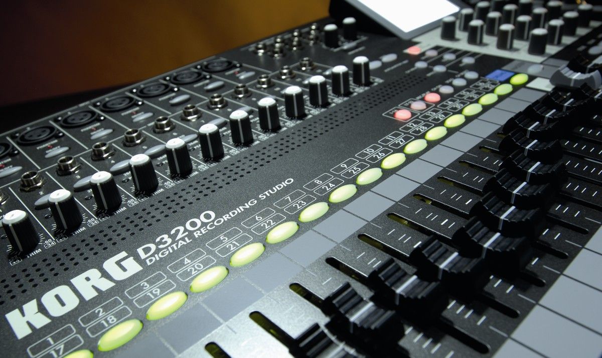 The D3200 can store 120 hours of single track audio on its 40GB hard drive