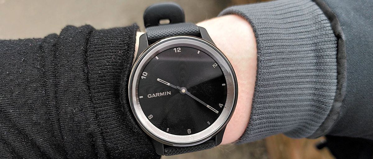 Garmin Vivomove Trend watch on woman&#039;s wrist