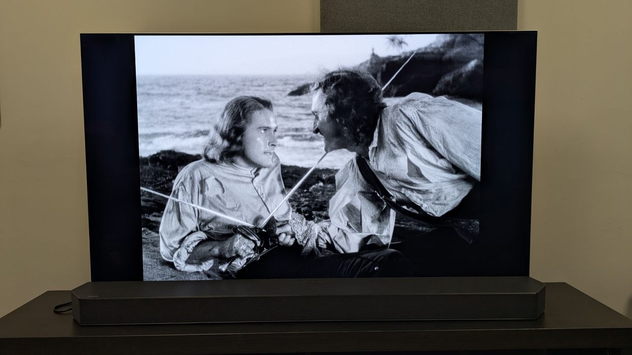 Captain Blood 4K Blu-ray on LG G5, showing Captain Blood and Levasseur in a swordfight