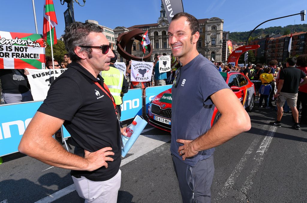 Fernando Escart&iacute;n and Ivan Basso catch up on the start line