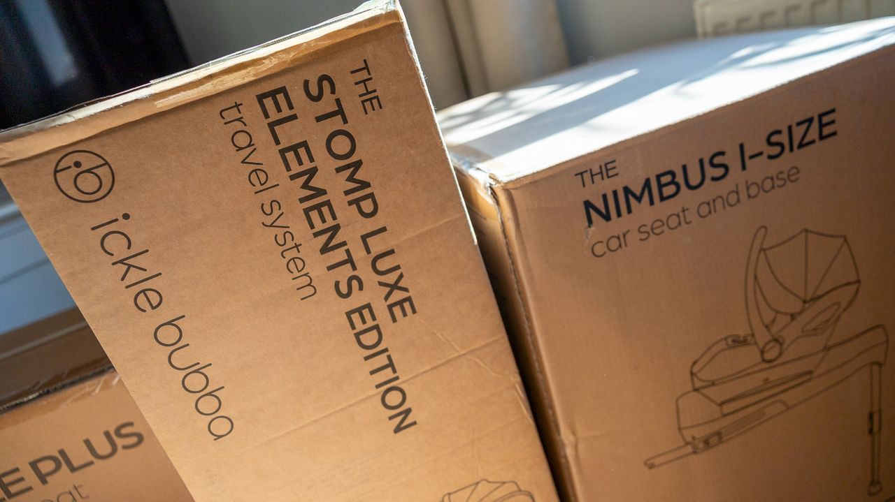 Unboxing and assembling the Ickle Bubba Stomp Luxe Elements pram chassis