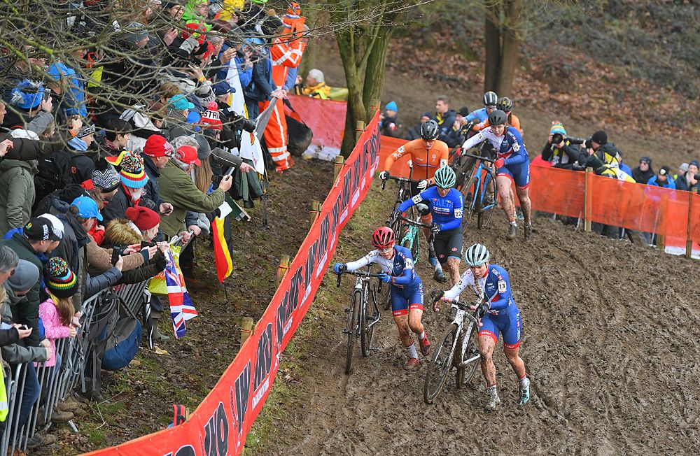 Evie Richards on her way to winning U23 world title in Valkenburg