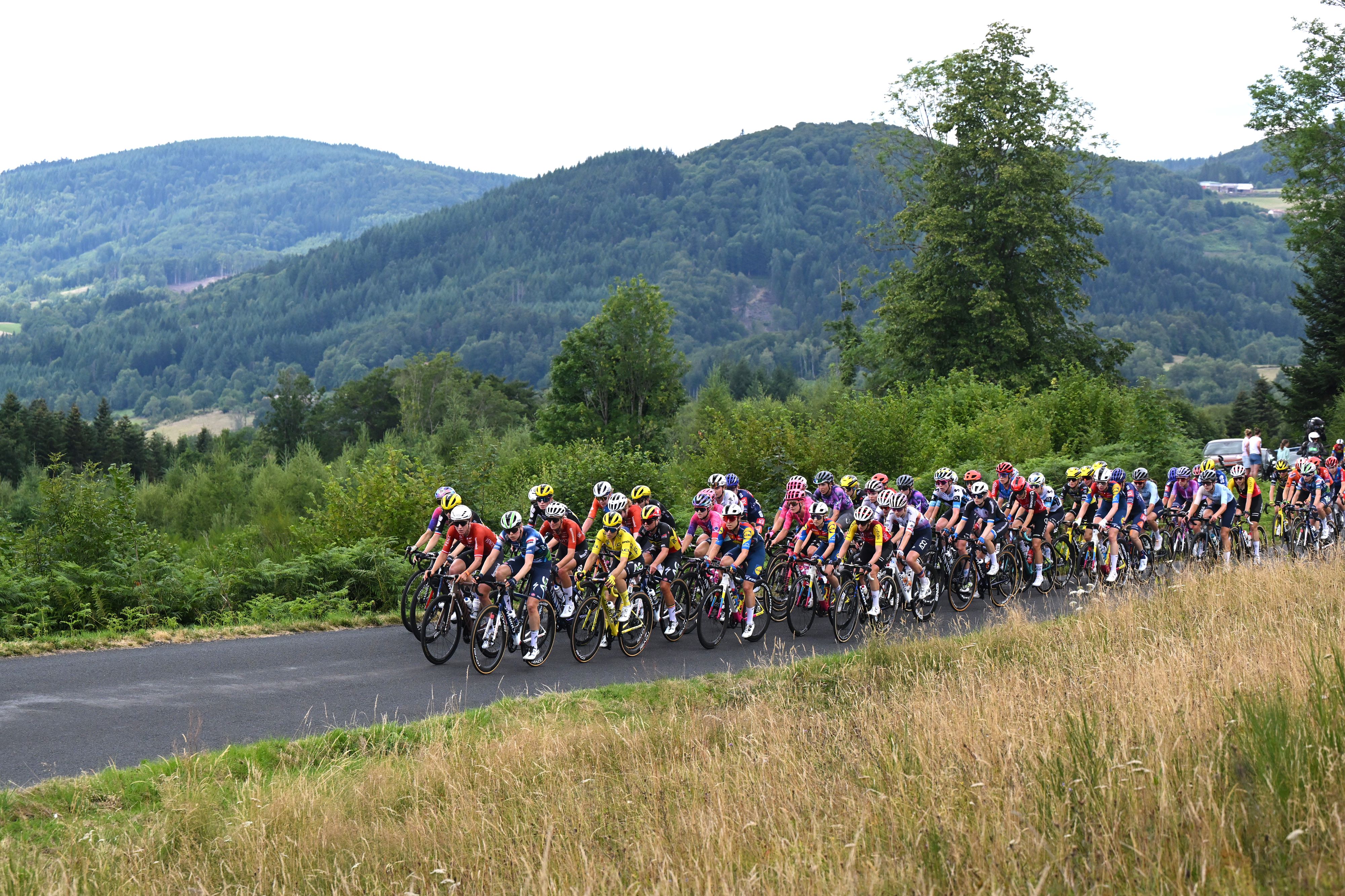 Peloton on stage 6 of the Tour de France Femmes 2025
