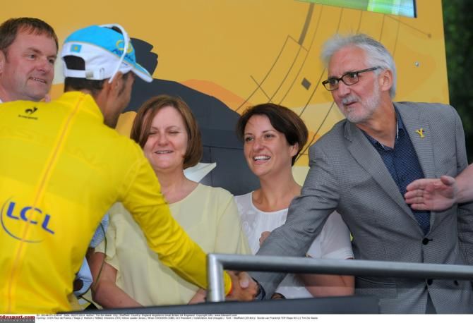 Nibali shakes hands with the UCI president Brian Cookson