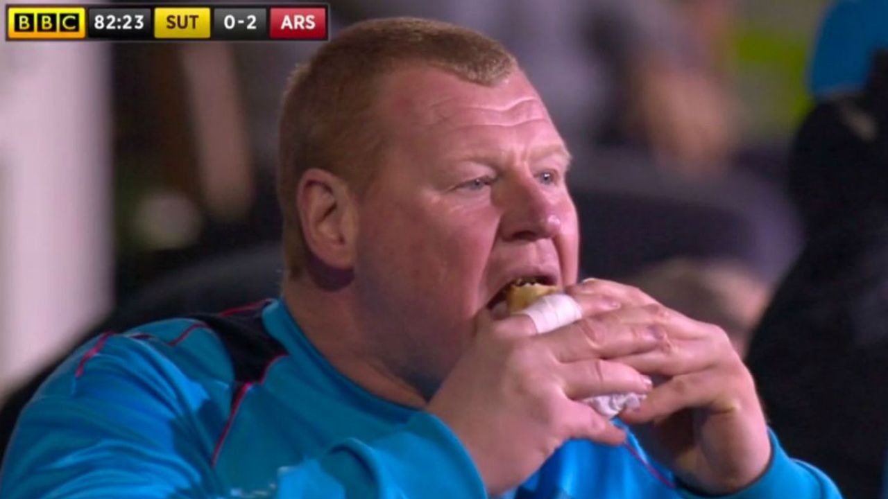 Wayne Shaw pie Sutton Arsenal FA Cup