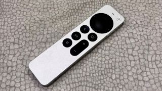 Apple TV 4K (2022) afstandsbediening tegen een grijze achtergrond