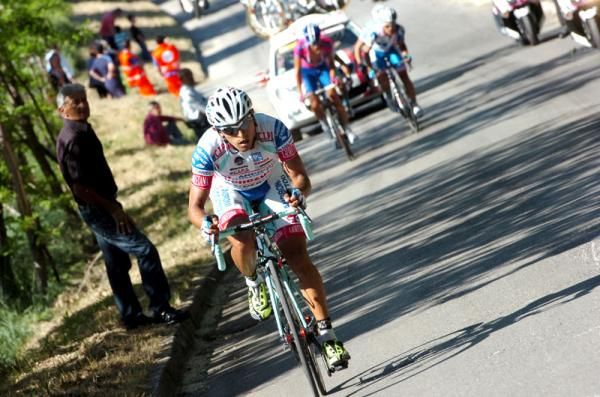 Miguel Rubiano (Androni Giocattoli) drops the break