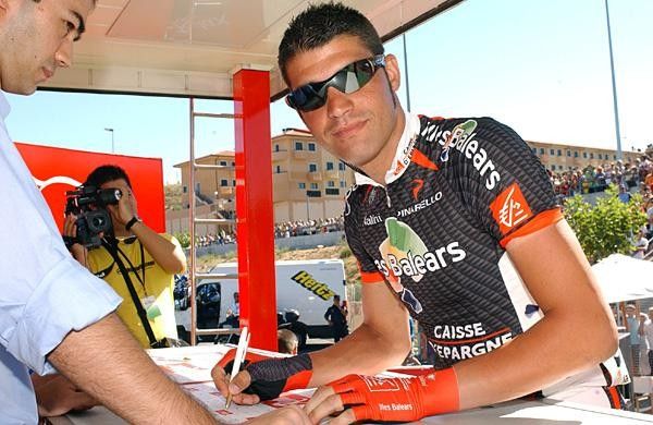 Oscar Pereiro (Caisse d'Epargne) signing on
