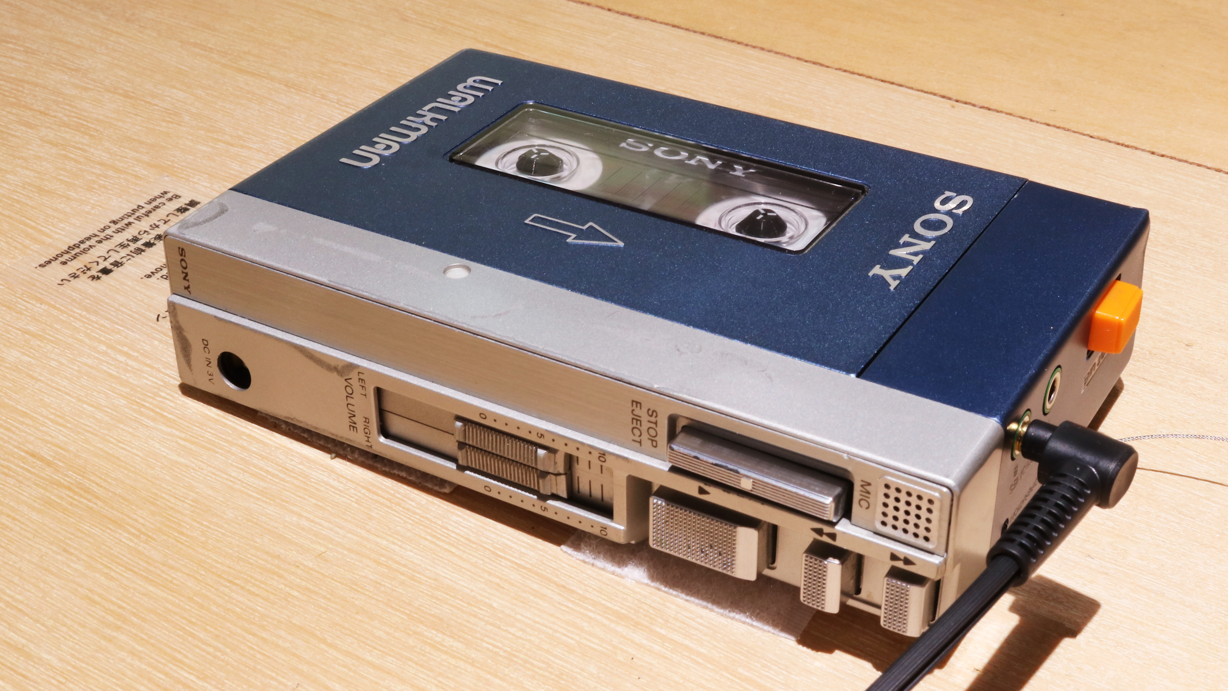 Sony Walkman TPS-L2, стоящий на деревянном столе