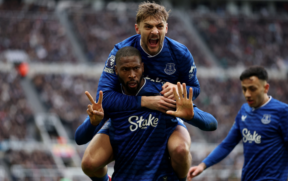 Beto of Everton celebrates scoring his team's second goal with teammate Kiernan Dewsbury-Hall during the Premier League match between Newcastle United and Everton at St James' Park on February 28, 2026 in Newcastle upon Tyne, England. 