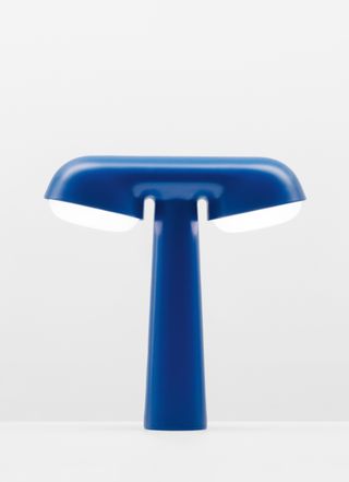 Blue desk lamp with two light sources on each side of the stem by Ionna Vautrin