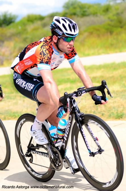 Mark Cavendish (Omega Pharma-Quick Step) resplendent in the Tour de San Luis leader's jersey.