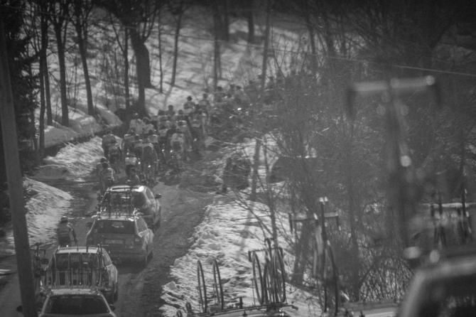 The peloton rides up through the snow to the finish in Piane di Mocogno.