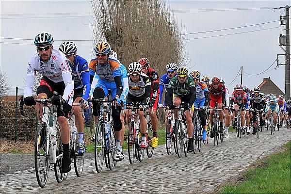 Lotto lead the chase behind the day's early break