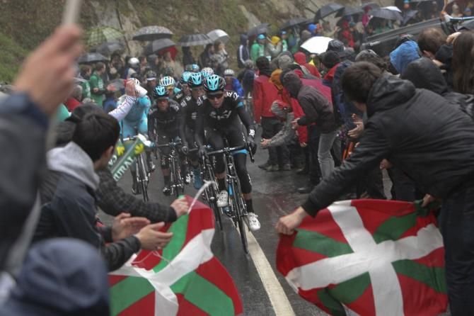 Sky lead the bunch through the Basque crowd